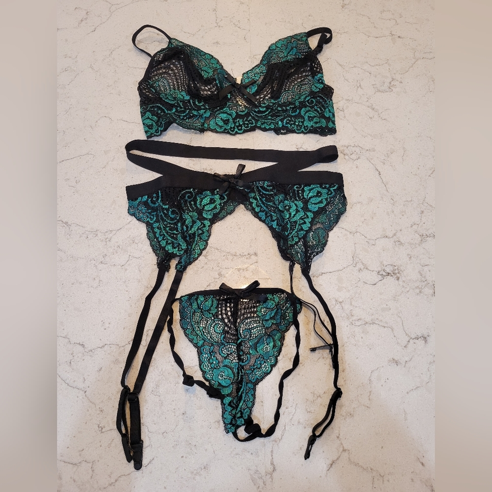 NWOT 3 Piece Lace Stretch Lingerie Set- Bra Garter Belt & Underwear